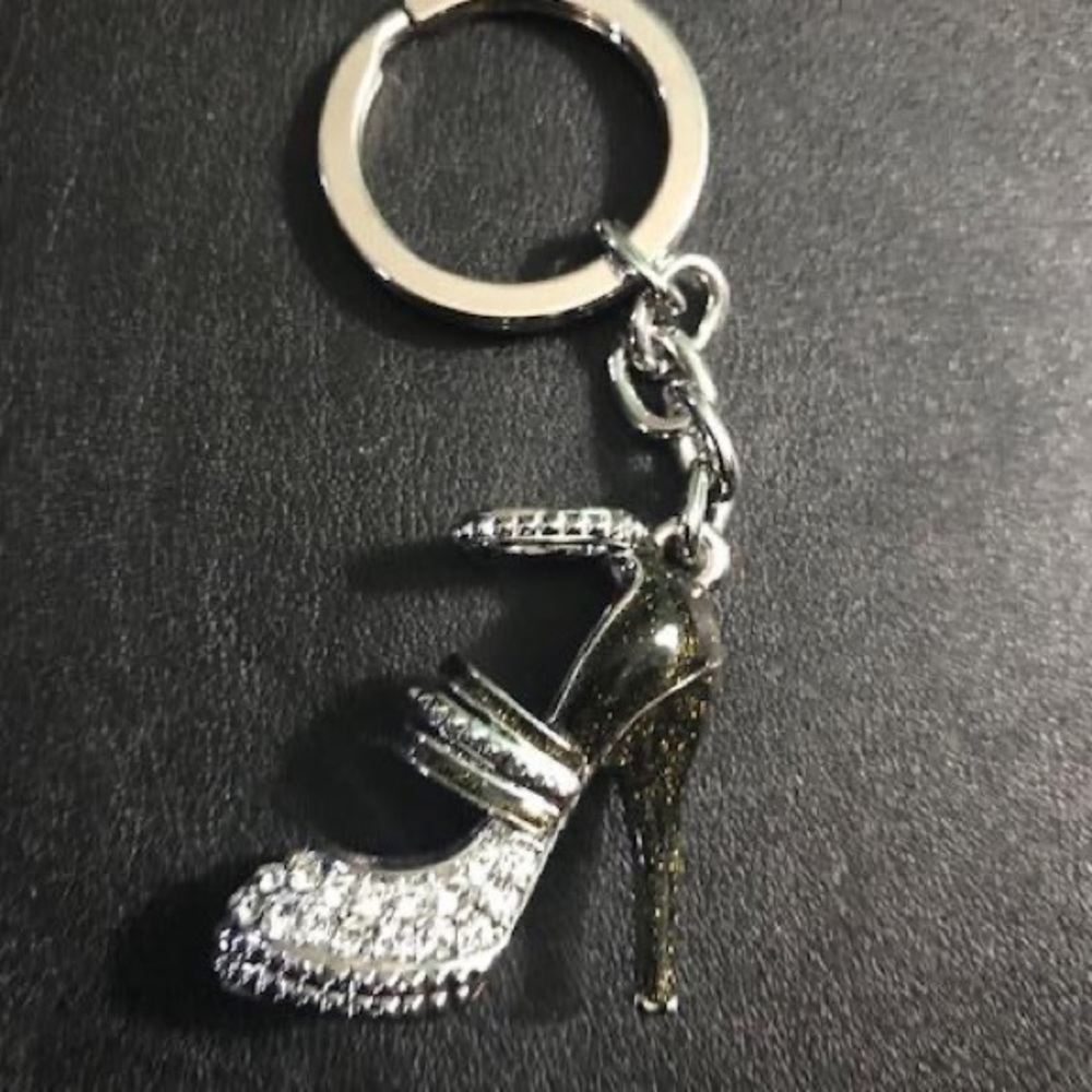 New Black Dress Shoe Keychain made with Swarovski Crystals
4 cm x 11 cm, 41 …